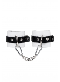 Бело-черные кожаные наручники с одним ремешком с люверсами - Pecado - купить с доставкой в Новочебоксарске